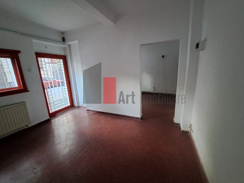 Cismigiu, urgent, parter cu intrare din strada, liber, negociabil.