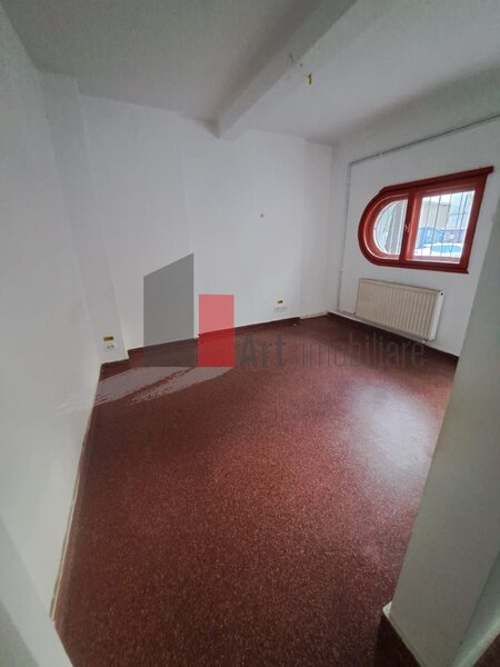 Cismigiu, urgent, parter cu intrare din strada, liber, negociabil.